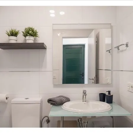 Lägenhet Suite4you 50 Meters From The And Main Avenue Ac Wifi Int Tv Channels
